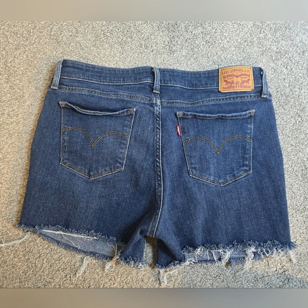 Levis Cut off Denim Shorts Waist Size 31 Raw Hem Medium/Dark Wash - Picture 2 of 9